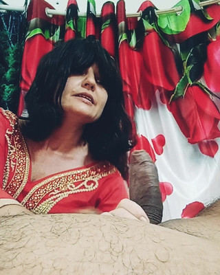 मैं उसके लिए अपना लंड बाहर निकालता हूँ