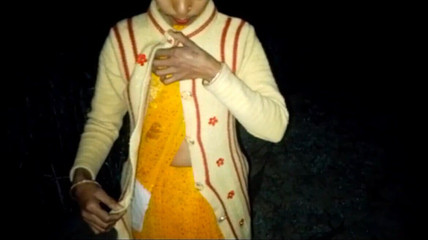 सौतेले भाई ने रात में अकेली सौतेली बहन की चुदाई की