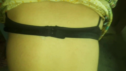 सौतेले बेटे ने अपनी सौतेली माँ के साथ तब सेक्स किया जब वह कपड़े धो रही थी