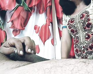 गोल गांड वाली परफेक्ट स्लट को बड़ा मोटा लंड लेना पसंद है