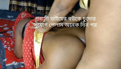 आनंद ले रही पुरानी खूबसूरत देसी मुस्लिम महिला