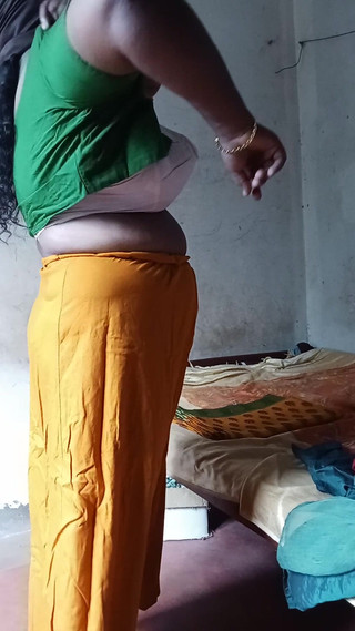 वीडियो प्रदर्शन में बड़े निपल्स और बड़ी गांड