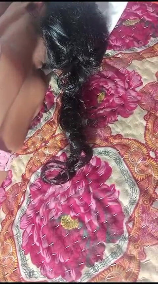 पति ने देसी पत्नी की चूत में उंगली की