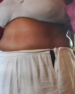 तमिल बेब वर्षा भाभी साड़ी पहने हुए