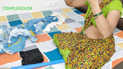 कोमल की नौकरानी जादू सफाई कर रही थी और उसे एक डिल्डो मिला।