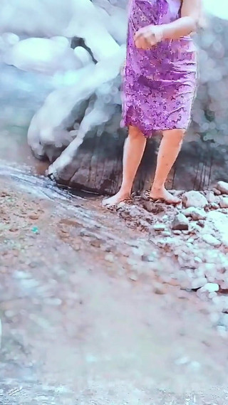 बड़ी लूट वाली महिला पानी में नग्न तैर रही है और एक बाहरी नदी के पानी में चुदाई कर रही है