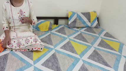 भारतीय कॉलेज गर्ल सोना को पासिंग मार्क्स के लिए हॉट सलवार कमीज में अपने टीचर से चोदना पड़ा।