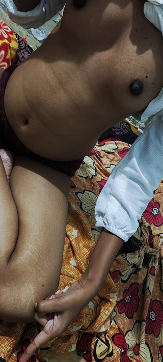 युवा कॉलेज लड़की एक दूसरे का आनंद लेने के लिए अपने प्रेमी के कमरे में आती है