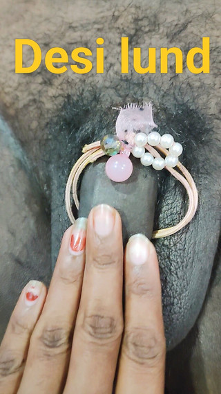 भारतीय गुजराती गृहिणी बेडरूम में नौकर से हाथ मिलाना