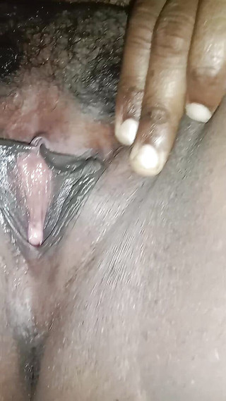 मैंने अपनी भाभी को तैरते हुए और उसके पास जाते हुए और गर्म लगाते हुए और उसकी उंगली धोते हुए देखा और वह अभी भी वहीं थी