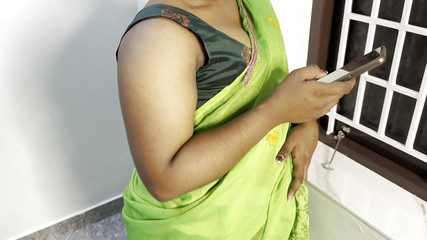 प्यारी लड़की घर की सफ़ाई करती है और अपने स्तन दिखाती है।