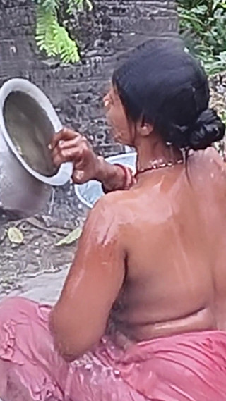 खुले बाथरूम में नहाती सेक्सी भाभी