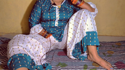 भारतीय हॉट सौतेली माँ फ़ोन कॉल पर आनंद लेती हैं