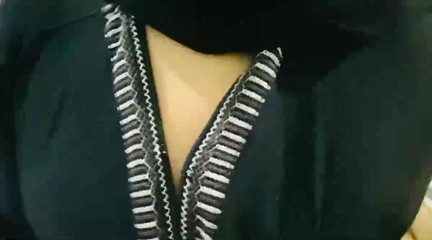 भारतीय शिक्षक प्रेस मुस्लिम हिजाबी लड़की स्तन