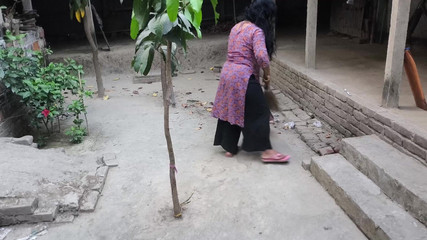 मेरी सौतेली माँ आँगन की सफ़ाई कर रही थी। लेकिन मैंने उसे गले लगाया, उसे अपनी सौतेली गांड में डाला और उसके साथ गुदा मैथुन करना शुरू कर दिया