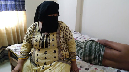 गर्म सौतेली माँ बिस्तर में अपनी सौतेली बेटी को चोद रही है (वह उफ़ में जाग गई और गड़बड़ हो गई) थेरेपी