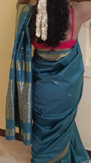 गृहिणी सौतेली बहन और उसके पति के साथ घर पर काम करती है