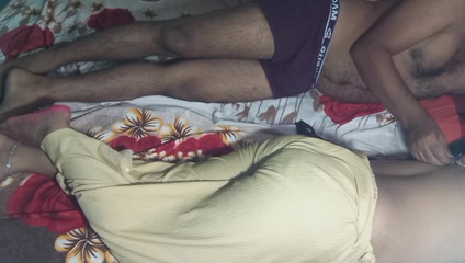 रोमांस करती हुई सबसे खूबसूरत भारतीय हॉट लड़की