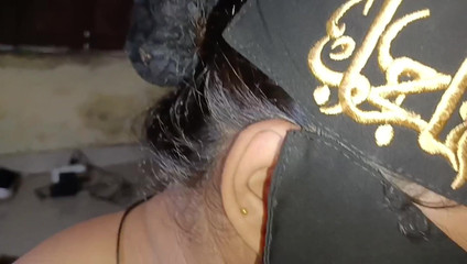 हॉट और सेक्सी किशोर लड़की अपने मुलायम स्तनों के साथ कठोर सेक्स खेल रही है