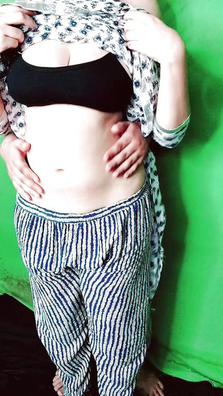 भारतीय देसी लड़की का पेट और शरीर रगड़ना 8