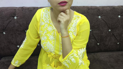 18 साल की भारतीय किशोर लड़की सारा अपनी गीली गुलाबी बिल्ली को करीब से दिखा रही है