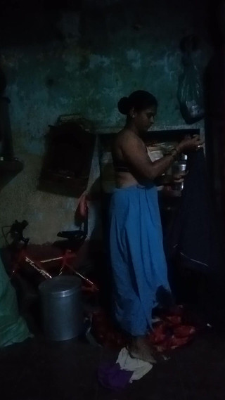 मैं घर पर कपड़े बदल रहा हूँ