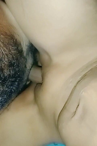 मेरी बीवी ने मेरा दूध भी चूसा और ज़मीन भी चूसी, हॉट देसी बीवी इंडियन लड़की और मेरी बीवी कह रही थी कि इसके मुँह में पानी मत गिराओ।