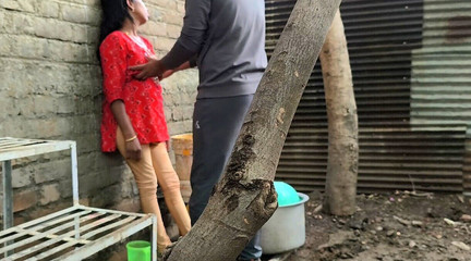 जंगल में भारतीय देसी भाभी सेक्स - भाभी घर में मूड बनाकर बैठी थी, उसके बॉयफ्रेंड ने उसके घर के पीछे जाकर गांड मारी।