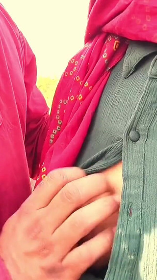 देसी इंडियन प्रॉस्टिट्यूट स्टेपाउंटी को बाहर छोड़ा और मुंह में दी हिंदी