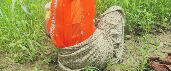खेत में भाभी के साथ किया रोमांस