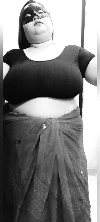 कैम शो में भारतीय बीबीडब्ल्यू गोल-मटोल भाभी का प्रदर्शन