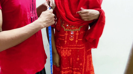 हॉट बंगाली बावही को ड्रेस टेलर ने चोदा