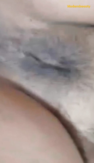 देसी परिपक्व लड़की अपने सुंदर स्तन और बिल्ली दिखा रही है जबकि वह कमरे में अकेली है