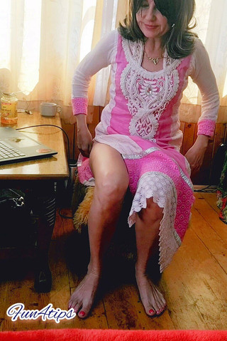 फ़िट एमआईएलए सौंदर्य स्तन चमकता है