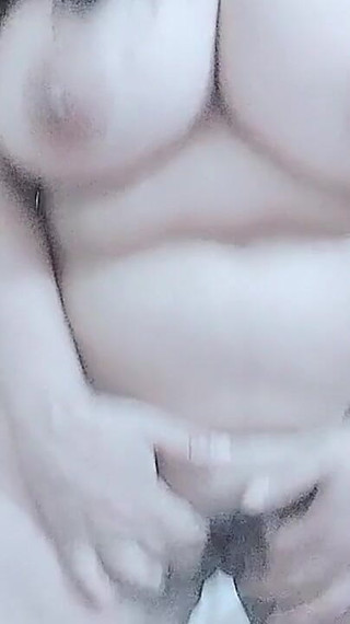 कामुक बांग्लादेशी लड़की लैला अंतरंग अन्वेषण में संलग्न है