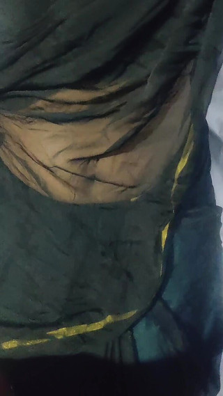 इंडियन स्टेपाउंटी साड़ी में लड़के की हॉट नाभि दिखाई दे रही है