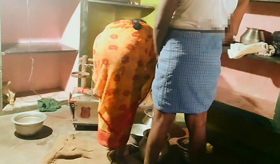 देसी - एक पति जो सेक्स करता है जबकि उसकी पत्नी घर का काम कर रही होती है