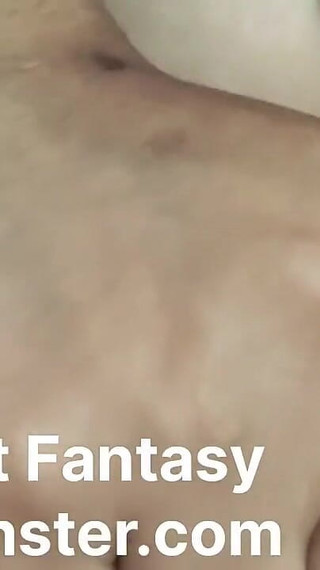 देसीगर्ल जोर से चूस रही है