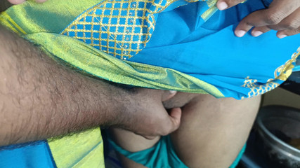 रसोई में गृहिणी नौकरानी की कठिन चुदाई