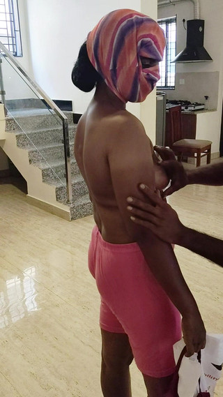 दर्जी सहायक लड़का मुश्किल से मापता है और अकेली पत्नी को चोदता है