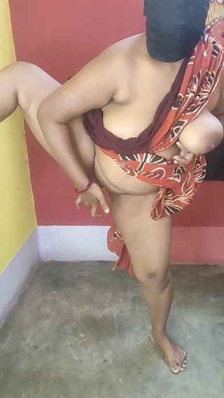 लाल शेरी में भव्य भारतीय सौतेली माँ की हॉट स्ट्रिप्स