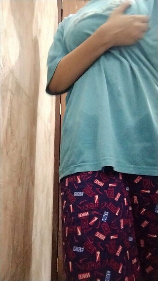 जिम के बाद शरीर दिखाती किशोर लड़की