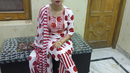 स्पष्ट हिंदी ऑडियो के साथ डिंब और पाद के साथ भव्य मल्किन नोकर XXX सेक्स,