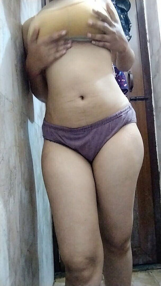 पड़ोसी लड़की का नहाते हुए वीडियो बनाया और नंगा होकर मजे किए