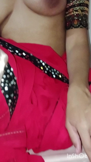 हॉट इंडियन भाभी अपनी बिल्ली और स्तन दिखाती हुई सोना_देसी_हॉट_गर्ल भारतीय भाभी भारतीय देसी लड़की हॉट भाभी रोमांस