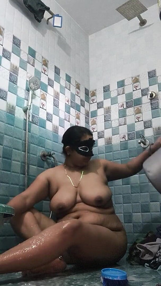 भाभी आज नहा रही है