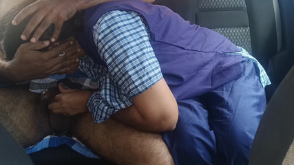वर्दीधारी लड़की सौतेले पिता के साथ कार में सेक्स भाग 2