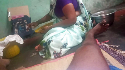 बड़े स्तन सौतेली माँ हाथ से काम करना गाँव का लड़का लंड