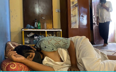 कोमल काम की तलाश में बाहर गई और नियोक्ता ने उसकी कमजोरी का फायदा उठाया