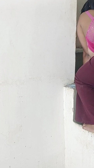 टेडी डे पर, मैंने अपनी गर्लफ्रेंड की पैंट के छेद से उसकी चूत पर थप्पड़ मारा और उसकी गांड पर वीर्य डाला